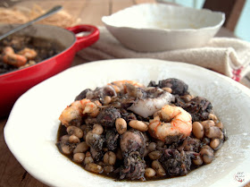 Fesols de Santa Pau con sepionets en su tinta y gambas, legumbres con un intenso sabor marinero.