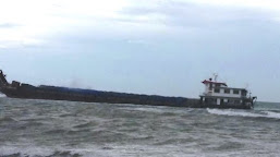 Sebuah Kapal LCT Terdampar Di Pantai Tangkala Selayar