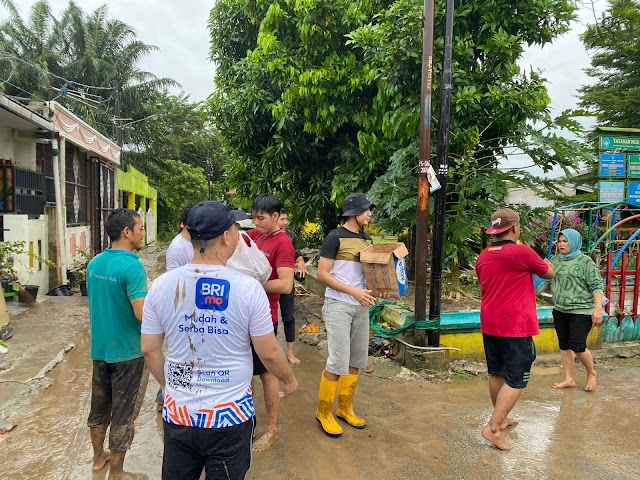 Kunjungi Korban Banjir, BRI Binjai Beri Bantuan Makanan dan Air Mineral Bagi Korban Banjir di Berngam