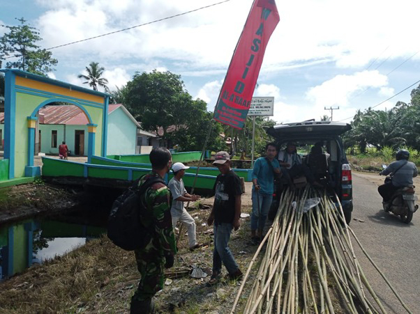 Menjelang MTQ, Satgas TMMD Ke-111 Kodim 1207/Pontianak Membantu Pemasangan Umbul-Umbul