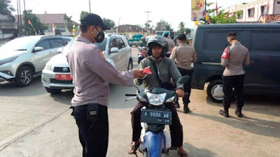 Ditengah Pandemi Covid-19, Polsek Cipocok Jaya Bagikan Masker