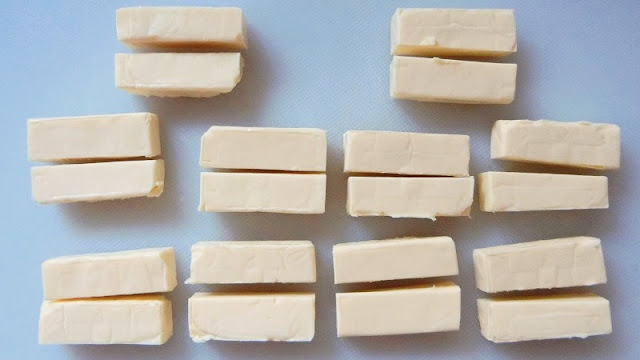 プロセスチーズは長方形になるように半分に切る