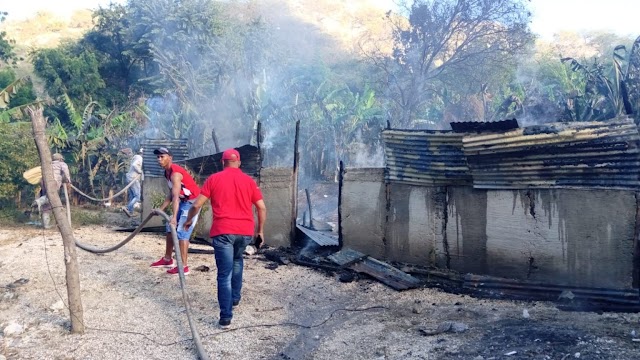 Fuego afecta vivienda y reduce a cenizas ajuares en Lemba de Las Salinas