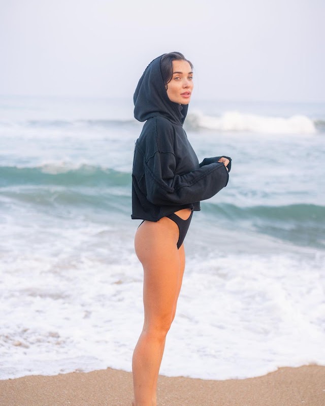 एमी जैक्सन के कुछ बेहद खूबसूरत तस्वीर, जो समुद्र तट के किनारे ली गई है।