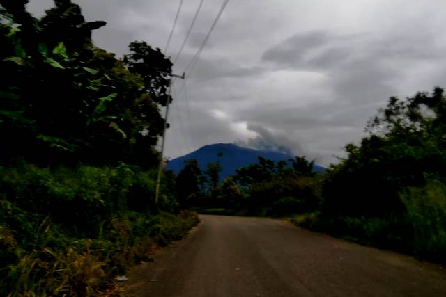  Gunung Marapi Keluarkan Asap Hitam