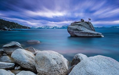 Bonsai Rock en el Lago Tahoe de Nevada, EEUU.