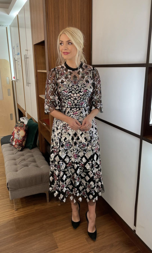 Holly-Willoughby-stuns-in-stunning-sequin-dress-fashion-idea-0069