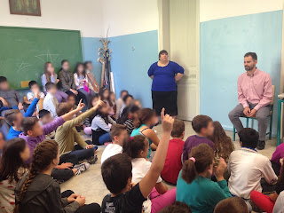 Μαθητές με σηκωμένα χέρια περιμένουν να κάνουν ερωτήσεις στο Βαγγέλη