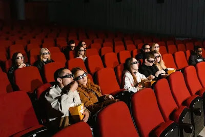 Orang Nonton Film Bersama di Bioskop