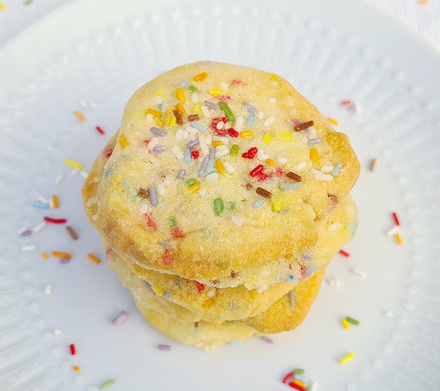 Konfetti Plätzchen: Rezept für fröhlich-bunte Kekse mit Streuseln - nicht nur zum Fasching. Super geeignet zum Mitnehmen für den Karneval im Kindergarten und Schule!