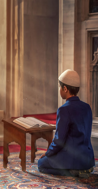 تحميل خلفية ايفون شاب يقرأ القران الكريم بشهر رمضان بدقة 4K