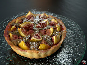 Tarta con crema frangipane de pistachos y té matcha y cobertura de higos