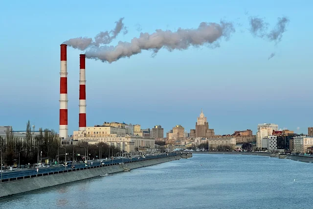 вид с Лужнецкого моста, Бережковская набережная, Москва-река, ТЭЦ № 12 «Мосэнерго»