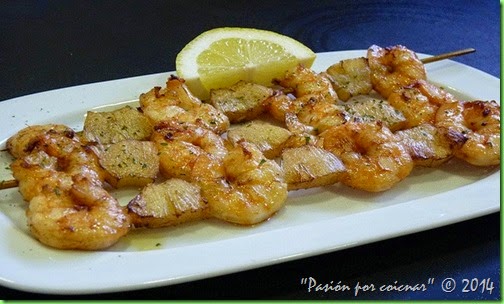 BROCHETAS DE LANGOSTINOS CON PIÑA Y VINAGRETA
