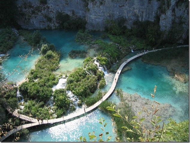 amazing-waterfalls-of-plitvice-lakes-in-croatia-11