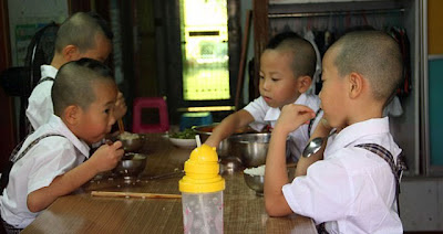 Kembar Identik, Kepala Anak-anak Ini Di Beri Nomor [ www.BlogApaAja.com ]