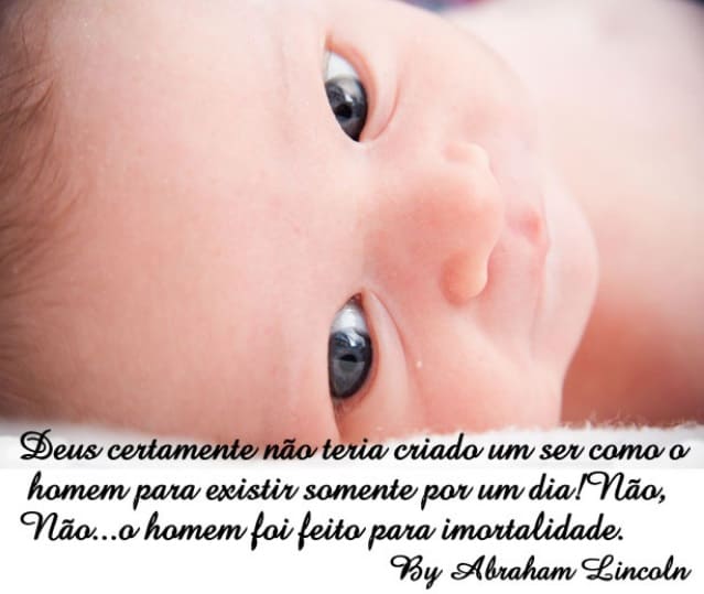 Foto de Bebe deitado olhando para o lado