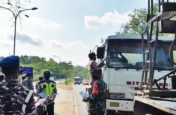 Tentara, Polisi Bersama Ormas Bagi-Bagi Masker Ke Pengguna Jalan di Batam