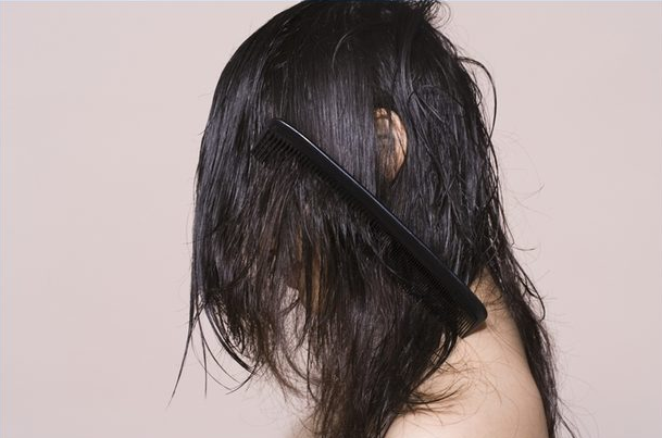 Fios colados na raiz – O mal dos cabelos oleosos