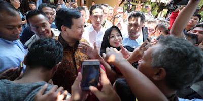 Saat prabowo berkunjung ke pasar batik setono shalawat bergema