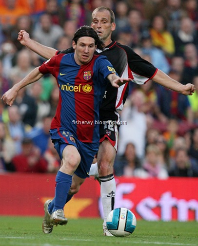 messi girlfriend in beach. messi girlfriend beach.