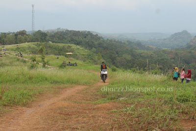 Naik Motor di Balkam Hill