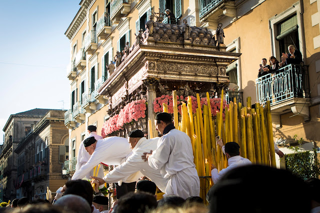 Festa di Sant'Agata a Catania-Giro esterno-Processione dei fedeli devoti con la vara