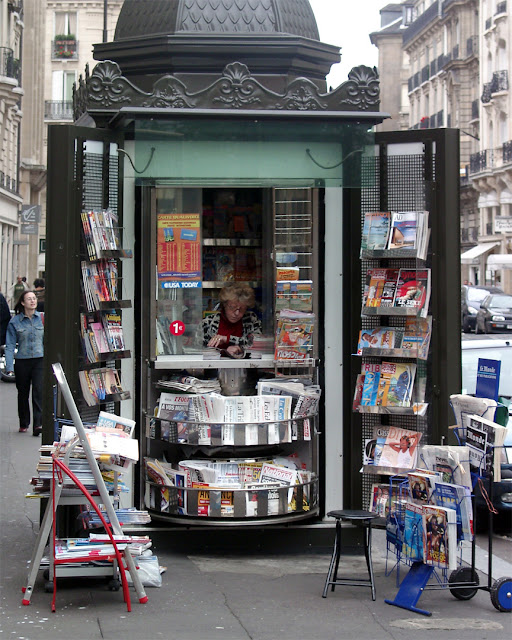 Kiosque à journaux, Boulevard Saint-Germain, Quartier Saint-Germain-des-Prés, 6th arrondissement, Paris