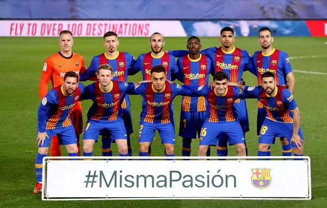 F. C. BARCELONA. Temporada 2020-21. Ter Stegen, Lenglet, Mingueza, Ousmane Dembelé, Araujo, Busquets. Messi, Frenkie De Jong, Sergiño Dest, Pedri y Jordi Alba. REAL MADRID C. F. 2 F. C. BARCELONA 1. 10/04/2021. Campeonato de Liga de 1ª División, jornada 30. Valdebebas, Madrid, estadio Alfredo Di Stéfano, sin público. GOLES: 1-0: 14’, Benzema. 2-0: 28’, Kroos. 2-1: 60’, Mingueza.