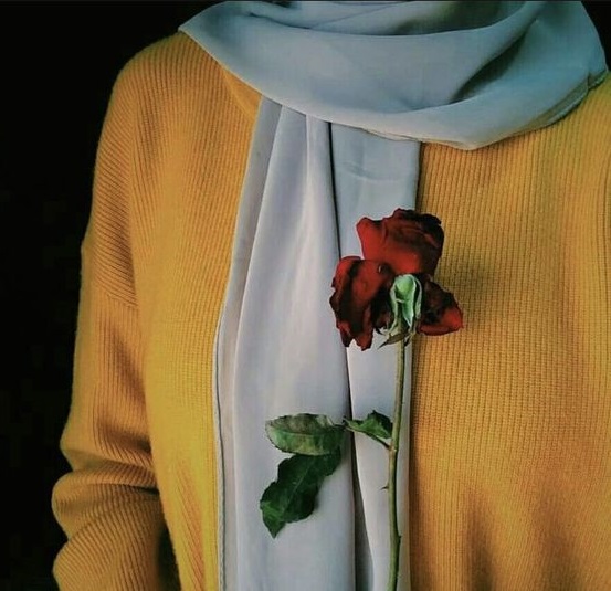 Gambar wanita muslimah memegang bunga mawar