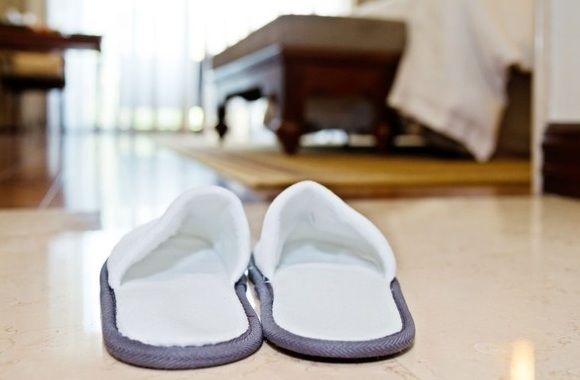 Pentingnya Memakai Sandal Hanya di Kamar Hotel