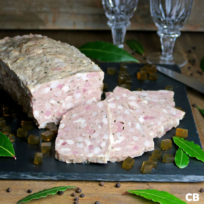 Franse terrine van kalfsvlees, kip en ham met aspic als garnituur