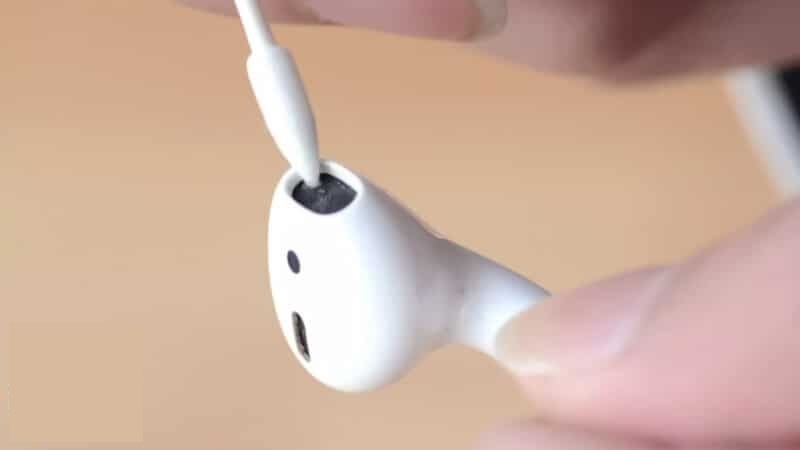 Cleaning your AirPods