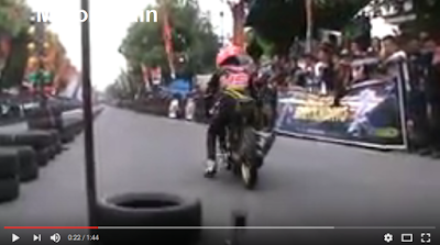 Video drag bike ninja gigi 2 ban depan di udara keren