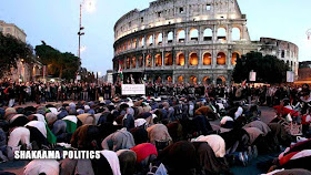 Muçulmanos rezam diante do Coliseu de Roma onde milhares ofereceram suas vidas por Cristo em séculos passados.
