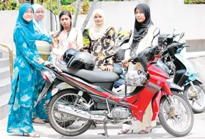 Gambar gadis comel menunggang skuter masing-masing.