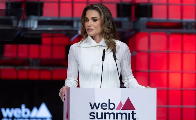 Queen Rania wore a new white ribbed knit cardigan by Loewe, and a blue wool skirt by Fendi. Gold diamond earrings