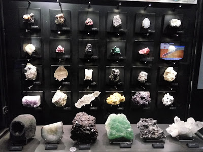 koleksi batu berharga museum geologi