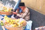 Semangat Hidup Kakek Tua Penjual Jeruk yang Mengidap Katarak
