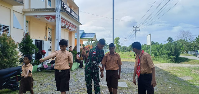  Prajurit Kostrad Ajarkan Anak-Anak Disabilitas Menjadi Pengibar Bendera