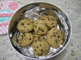 Cookies aux pépites de chocolat, recette de la box de Pandore, dans une boîte pour les conserver