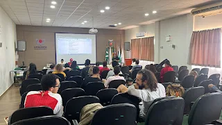 No dia 23 de setembro de 2023, a cidade de Foz do Iguaçu foi cenário de um evento de extrema relevância para a juventude local: a Pré-Conferência, realizada no auditório da Unioeste, marcou o início de uma série de atividades que culminariam na IV Conferência Municipal de Juventude. Com o tema "Reconstruir no Presente, Construir no Futuro: Desenvolvimento, Direitos, Participação e Bem Viver", a conferência estava alinhada com a programação da Conferência Nacional da Juventude (CONJUVE) e representou um momento crucial para os jovens da cidade.  Foram abordados diversos temas de grande importância, tais como cidadania, educação, diversidade, saúde, cultura, esporte, meio ambiente, mobilidade e justiça. As pré-conferências não serviram apenas como espaços de debate, mas também como plataformas para a formulação de propostas que serão levadas à IV Conferência Municipal. Além disso, esse encontro desempenhou um papel fundamental na eleição dos delegados que representarão a região norte.  O sucesso desse evento foi uma prova do comprometimento e engajamento da juventude em participar ativamente na construção de seu futuro e na defesa de seus direitos. Foi abraçado por todos como um guia para a transformação de nossa cidade, evidenciando que a voz dos jovens está sendo ouvida e valorizada.