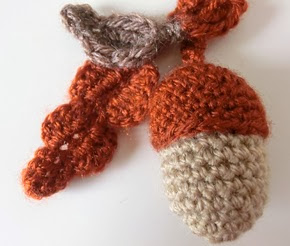 http://ohvillo.blogspot.com.es/2012/11/guirnalda-de-bellotas-de-amigurumi.html?m=1