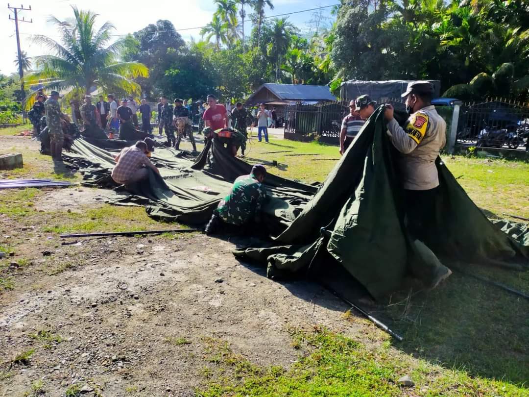 Bantu Korban Kebakaran, TNI-POLRI Simeulue Dirikan Tenda Darurat