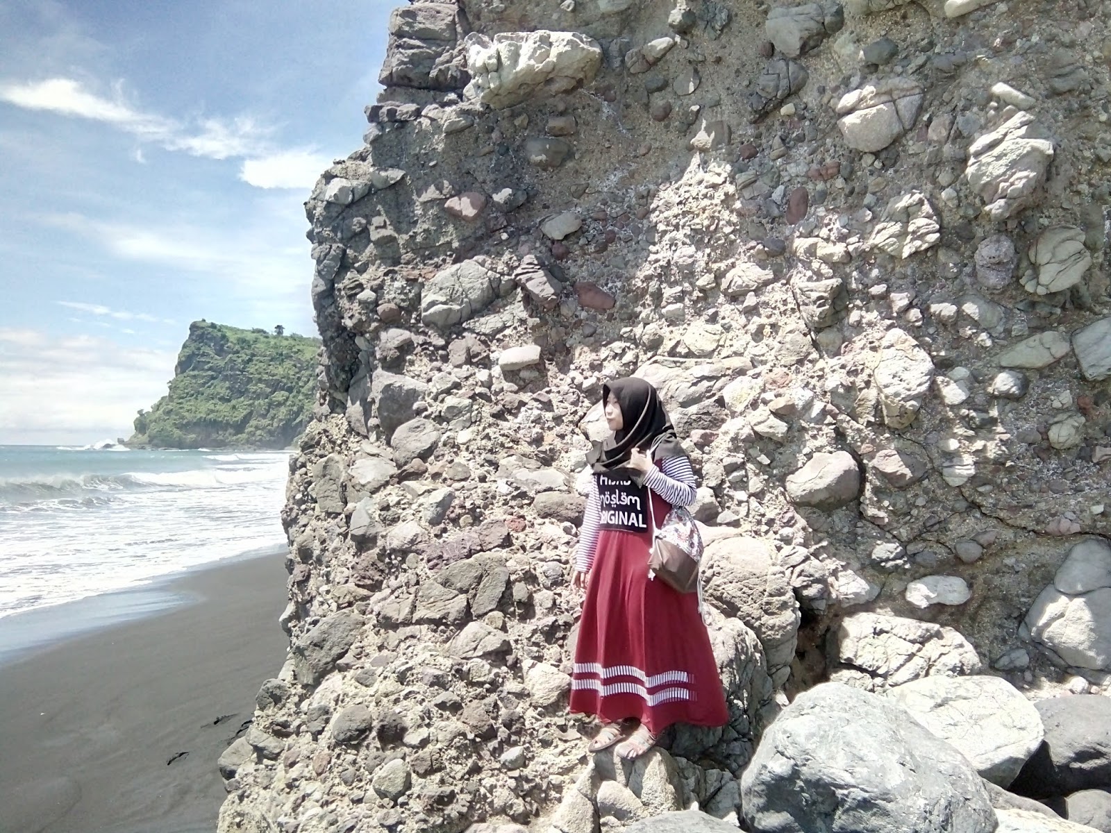 Ada Ayah Ibu Adek Pakde Joko sama Mbak Angel Rasanya main main ke Pantai Dampar adalah seruuu Saya akan berbagi cerita tentang liburan saya ke Pantai