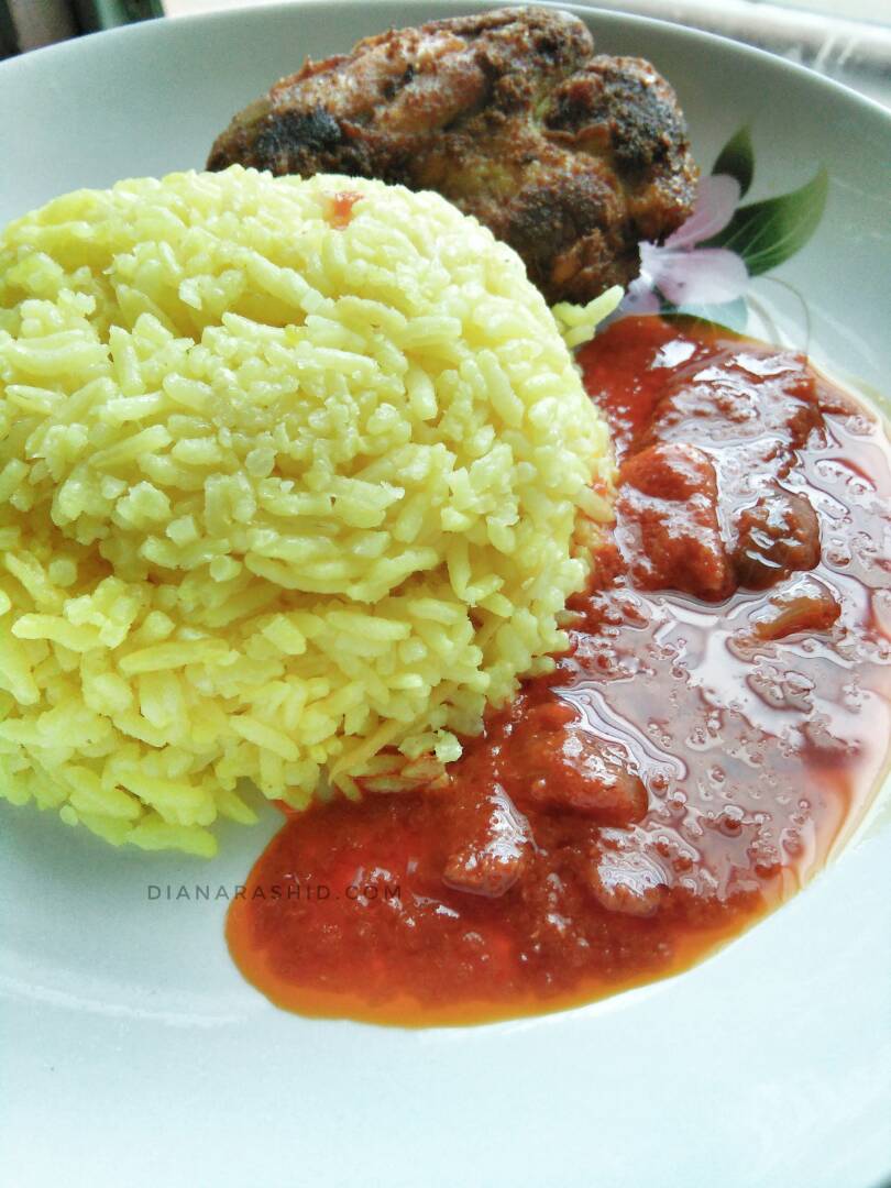 RESEPI NASI KUNING BERSAMA AYAM BEREMPAH DAN SAMBAL TUMIS 