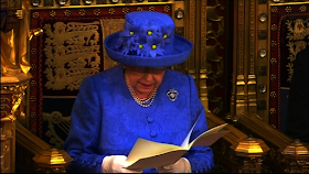 http://www.rp-online.de/politik/ausland/politisches-statement-oeffentlichkeit-raetselt-ueber-anti-brexit-hut-der-queen-aid-1.6898147