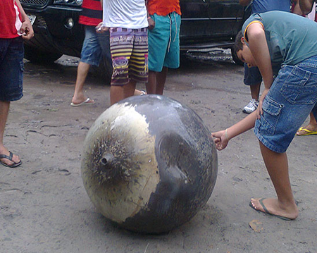 Esfera em Anapurus, MA, atrai a atenção de moradores (Foto: Max Garreto)