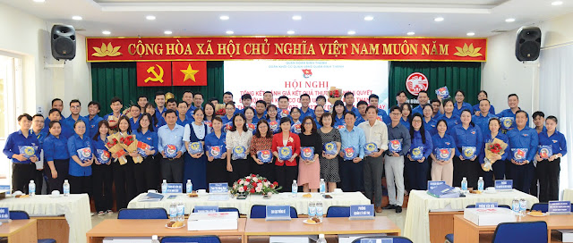 Đại biểu tham dự chụp ảnh lưu niệm với các đoàn viên tại hội nghị. (Ảnh: MD)