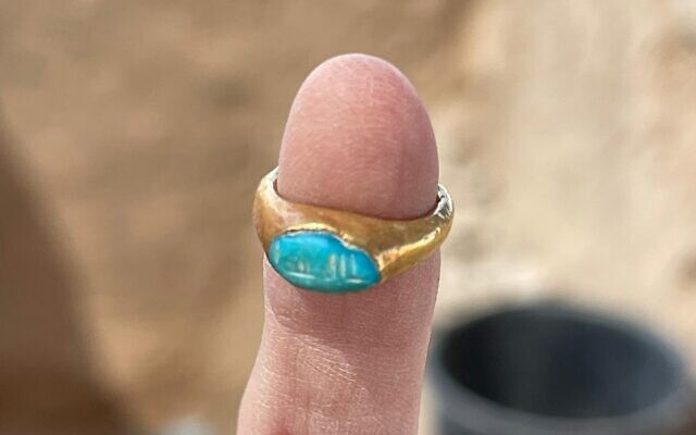 Μικρό δαχτυλίδι από χρυσό και τιρκουάζ, με την αραβική επιγραφή «Mashallah» (το θέλει ο Θεός), που βρέθηκε στο οχυρό της Υρκανίας στην έρημο της Ιουδαίας κατά τις ανασκαφές του 2023. [Credit: Times of Israel]